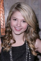 Stefanie Scott Debuts Pearl Noir at Cats Premiere in Los Angeles