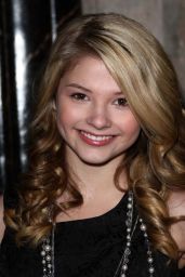 Stefanie Scott Debuts Pearl Noir at Cats Premiere in Los Angeles