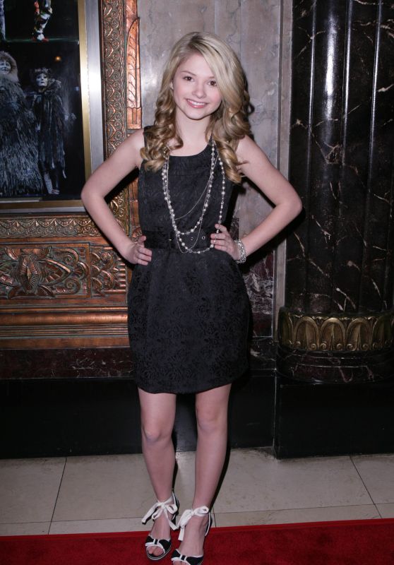 Stefanie Scott Debuts Pearl Noir at Cats Premiere in Los Angeles