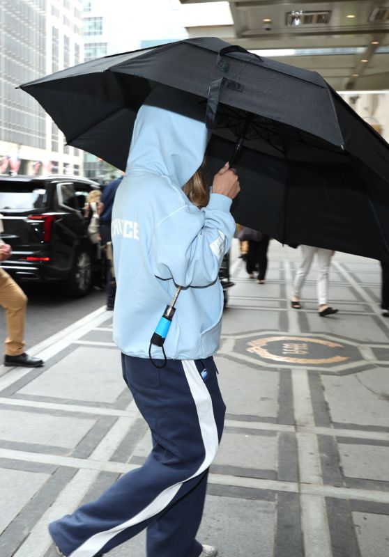 Sydney Sweeney’s Rainy Day Normcore in New York
