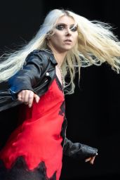 Taylor Momsen’s Concert Look Unleashes Dark Romance