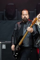 Taylor Momsen’s Concert Look Unleashes Dark Romance