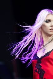 Taylor Momsen’s Concert Look Unleashes Dark Romance
