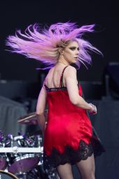 Taylor Momsen’s Concert Look Unleashes Dark Romance