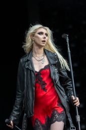 Taylor Momsen’s Concert Look Unleashes Dark Romance