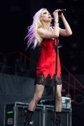 Taylor Momsen’s Concert Look Unleashes Dark Romance