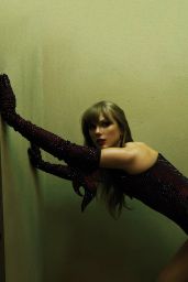 Taylor Swift – The Life of a Showgirl (2025): A Dazzling Ode to Burlesque Glamour