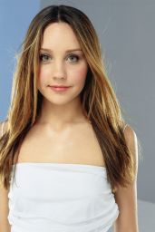 Amanda Bynes Debuts Photoshoot Ethereal Green Accents