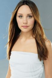 Amanda Bynes Debuts Photoshoot Ethereal Green Accents