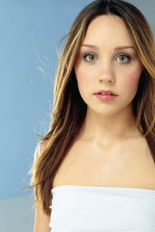Amanda Bynes Debuts Photoshoot Ethereal Green Accents
