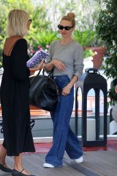 Amanda Seyfried’s Effortless Venice Voyage: Denim Meets Laid-Back Luxe at the 82nd Film Festival