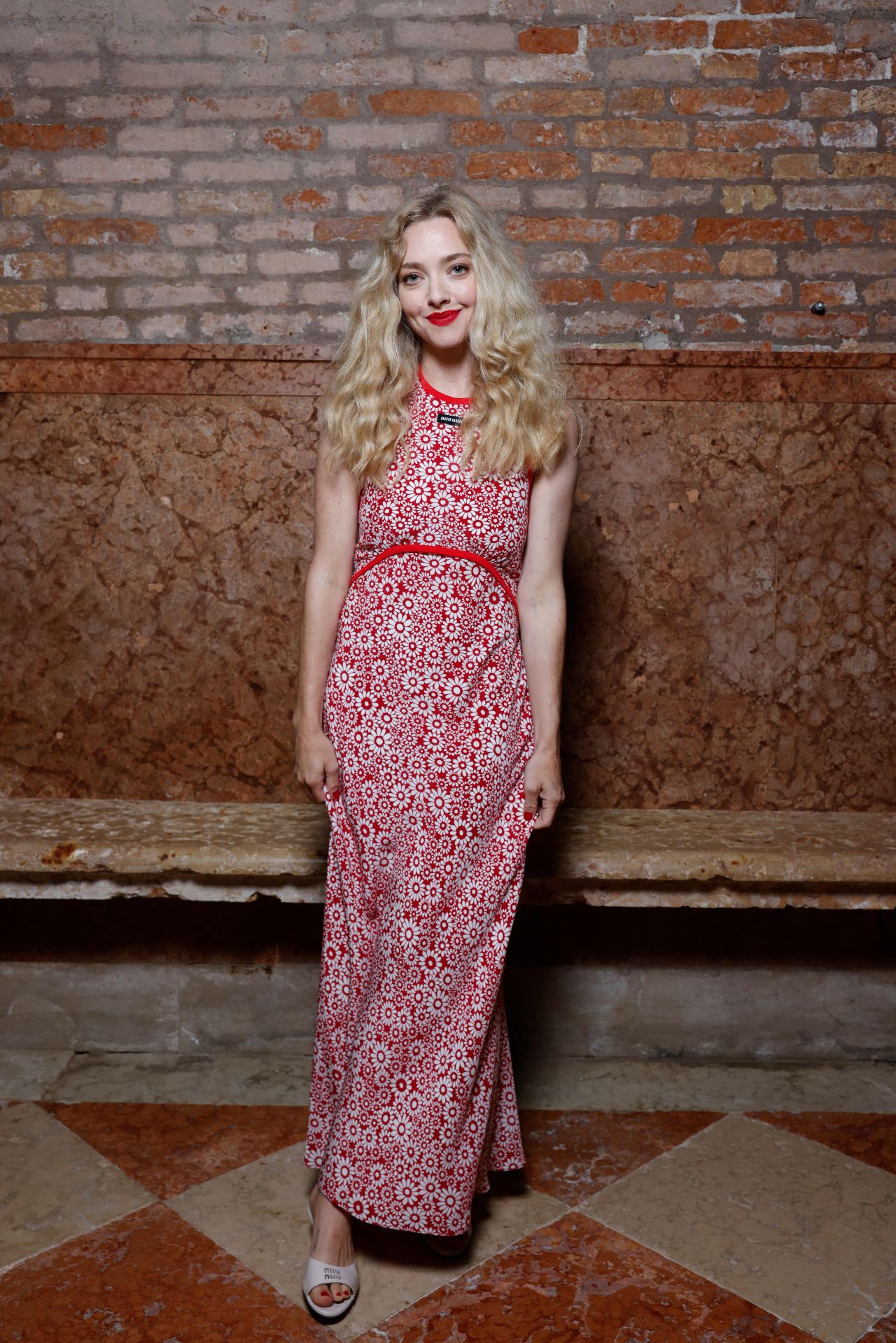 Amanda seyfrieds miu miu dinner dress is a masterclass in laid back