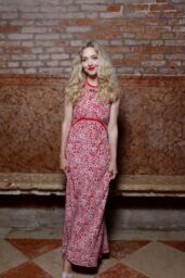 Amanda Seyfrieds Miu Miu Dinner Dress Is a Masterclass in Laid-Back Glamour