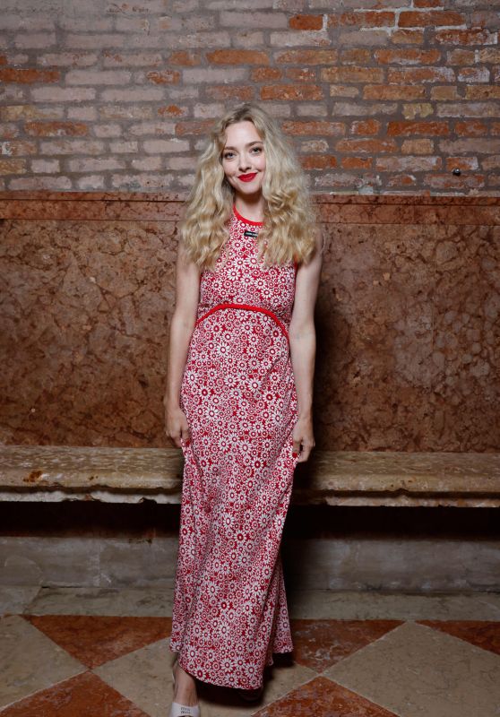 Amanda Seyfrieds Miu Miu Dinner Dress Is a Masterclass in Laid-Back Glamour Amanda Seyfrieds Miu Miu Dinner Dress Is a Masterclass in Laid-Back Glamour