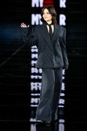 Ariana Greenblatt Champions The Monochromatic Power Suit at L’Oréal Paris Le Défilé 2025