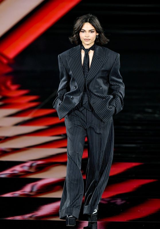 Ariana Greenblatt Champions The Monochromatic Power Suit at L’Oréal Paris Le Défilé 2025