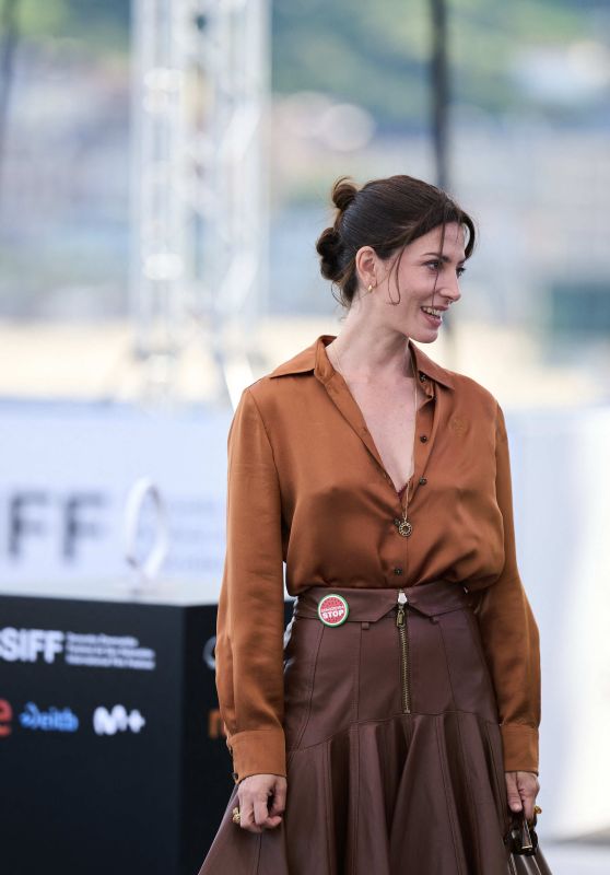 Barbara Lennie Debuts San Sebastián Photocall in Satin-Leather Contrast