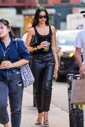 Dua Lipa Champions New York Street Style Leather Noir
