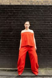 Eliza Scanlen Commands Numéro With Textured Noir Drama
