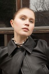Eliza Scanlen Commands Numéro With Textured Noir Drama