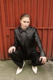 Eliza Scanlen Commands Numéro With Textured Noir Drama
