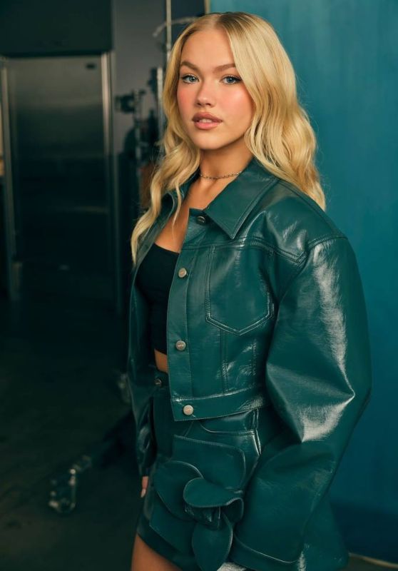 Freya Skye Unveils Teal Leather Elegance for September 2025 Studio Portraits