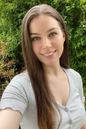 Gabriella Quevedo Debuts Outdoor Daisy Knit Whimsy