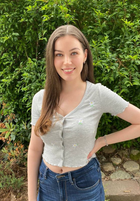 Gabriella Quevedo Debuts Outdoor Daisy Knit Whimsy