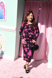 Gloria Estefan Unveils Premiere Black And Fuchsia Rose