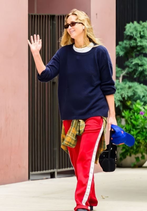 Jennifer Lawrence Champions Athleisure Anti-Glamour in NYC