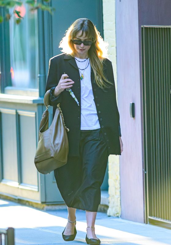 Jennifer Lawrence Latest NYC Street Style Masterclass: Effortless Chic with a Loewe Twist