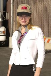 Jeri Ryan Attends AIDS Walk L.A. in Sporty Minimalism – Hollywood 2000