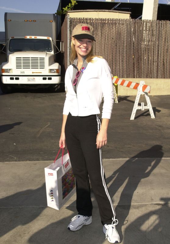 Jeri Ryan Attends AIDS Walk L.A. in Sporty Minimalism – Hollywood 2000