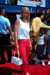 Jeri Ryan Attends ‘Rocky and Bullwinkle’ Premiere in Scarlet Slit Pants – LA 2000