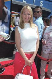 Jeri Ryan Attends ‘Rocky and Bullwinkle’ Premiere in Scarlet Slit Pants – LA 2000