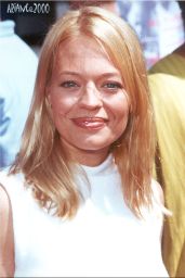 Jeri Ryan Attends ‘Rocky and Bullwinkle’ Premiere in Scarlet Slit Pants – LA 2000