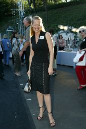 Jeri Ryan Champions Gala Style With Metallic Precision