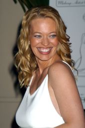 Jeri Ryan Embodies Minimalist Glamour at Makeup Artist Guild Awards