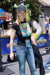 Jeri Ryan Embodies Shrek 4D Premiere Style