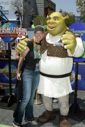 Jeri Ryan Embodies Shrek 4D Premiere Style