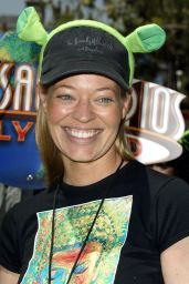 Jeri Ryan Embodies Shrek 4D Premiere Style