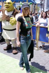 Jeri Ryan Embodies Shrek 4D Premiere Style