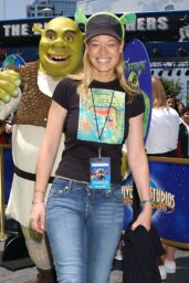 Jeri Ryan Embodies Shrek 4D Premiere Style