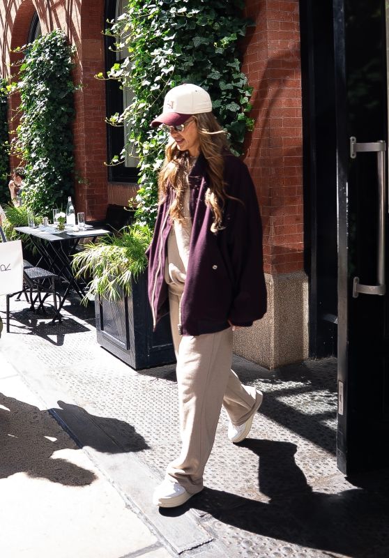 Jessica Alba Champions Mercer Street Style in Plum & Canvas Ease