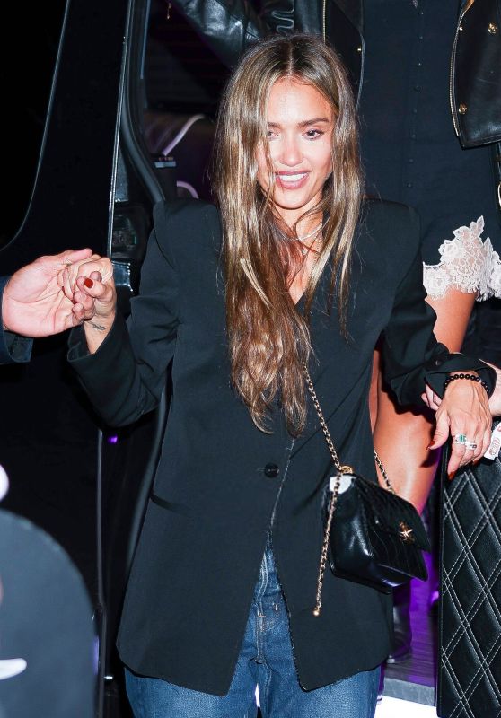 Jessica Alba - Street Style in Chelsea 09-07-2025