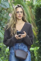 Jessica Alba Unveils Off-Duty Ease in Beverly Hills – Sept 2025