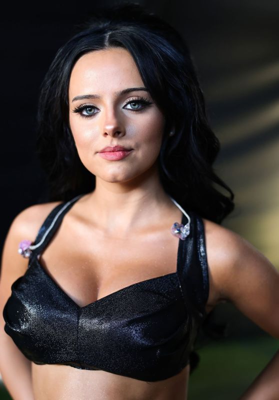 Jessie Murph Debuts Coachella Black Sequined Baggy Silhouette