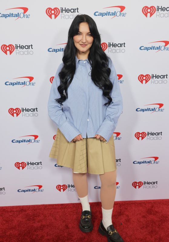 Julia Michaels Unveils Festival Rose Gold Mini-Skirt Silhouette