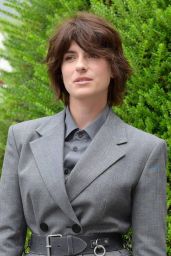 Maria Chiara Giannetta Commands Blanca Premiere in Belted Grey Precision