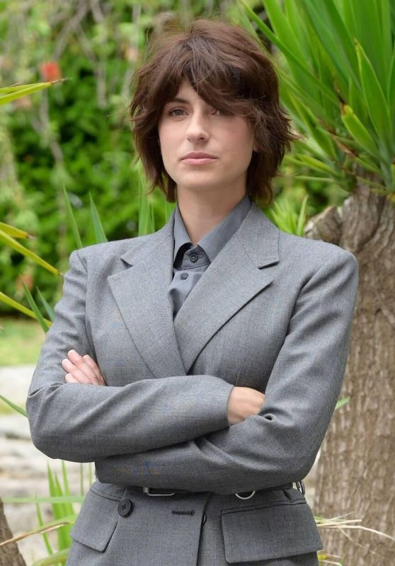 Maria Chiara Giannetta Commands Blanca Premiere in Belted Grey Precision